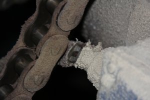 Le fil électrique alimente un moteur de 50 HP en courant triphasé sous une tension de 600 Volts. La chaîne de la motorisation de l’équipement est tellement détendue qu’elle entre en contact avec la gaine extérieure du fil électrique. La friction a fait en sorte d’user la gaine extérieure jusqu’à la gaine de l’un des conducteurs interne. Un court-circuit important était imminent, ce qui aurait engendré l’arrêt de la ligne de production ainsi que le bris de plusieurs composantes (moteur électrique, variateur électronique de vitesse, etc.).